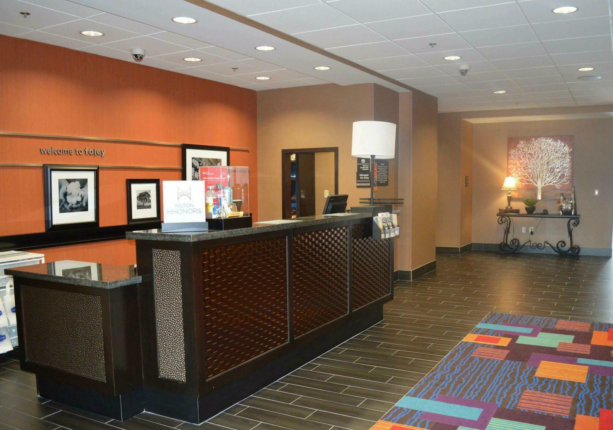 Hampton Inn Фоли Экстерьер фото